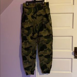 A cameo ultra- high-rise jogger